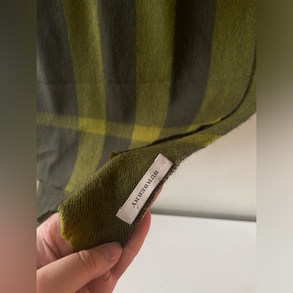 Authentic Burberry Green Scarf - Picture 3 of 7